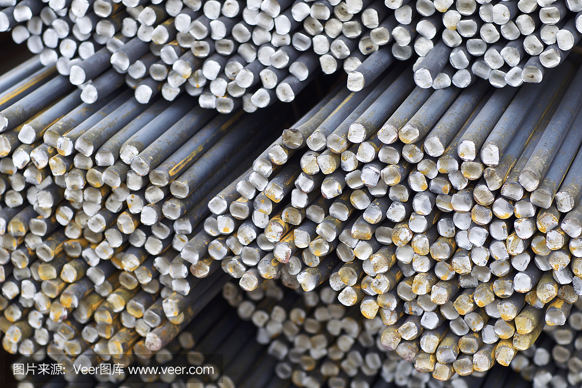 金屬產(chǎn)品倉(cāng)庫(kù)中包裝的圓形金屬型材